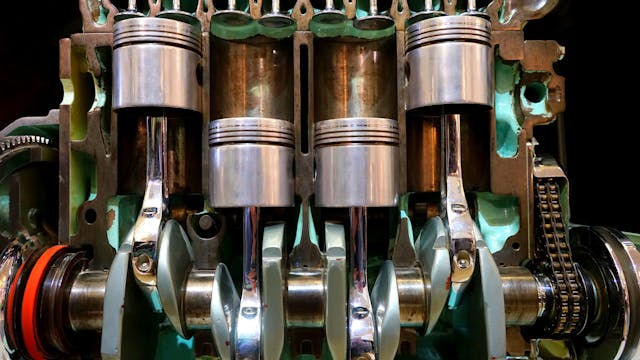 Pistones de vehiculos de carga modernos, componentes esenciales para mantener la potencia y eficiencia del motor.